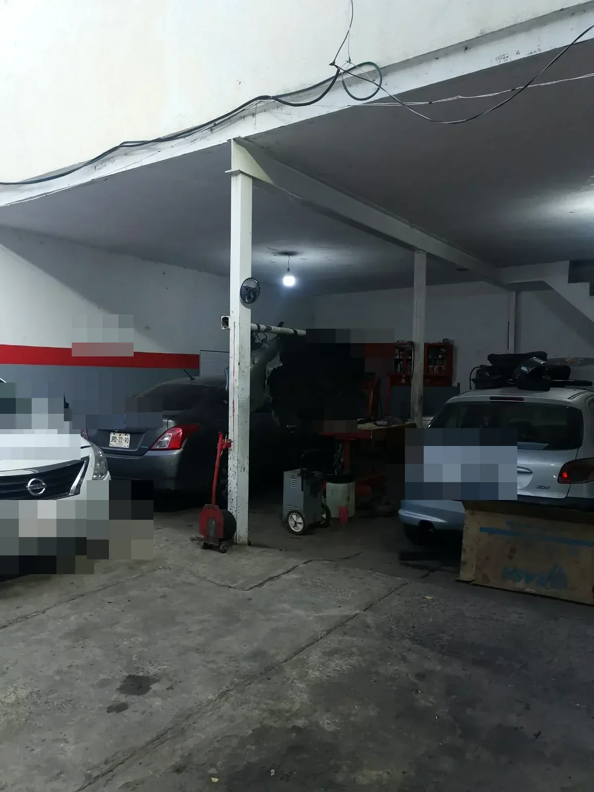 Vehículos en el área de servicio del taller