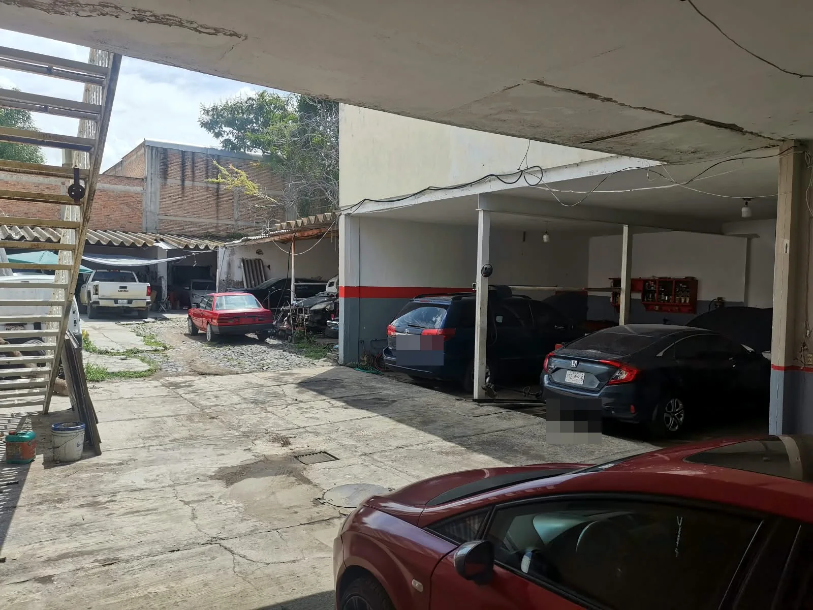 Vehículos dentro del taller El Cortijo Automotriz