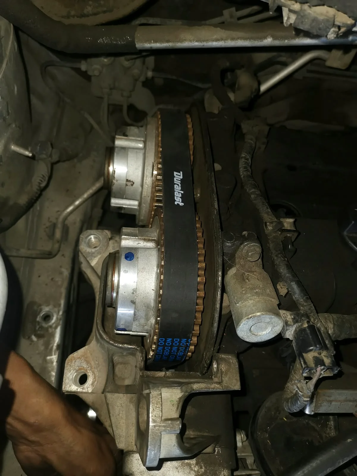 Banda de distribución en un motor atendido en el taller