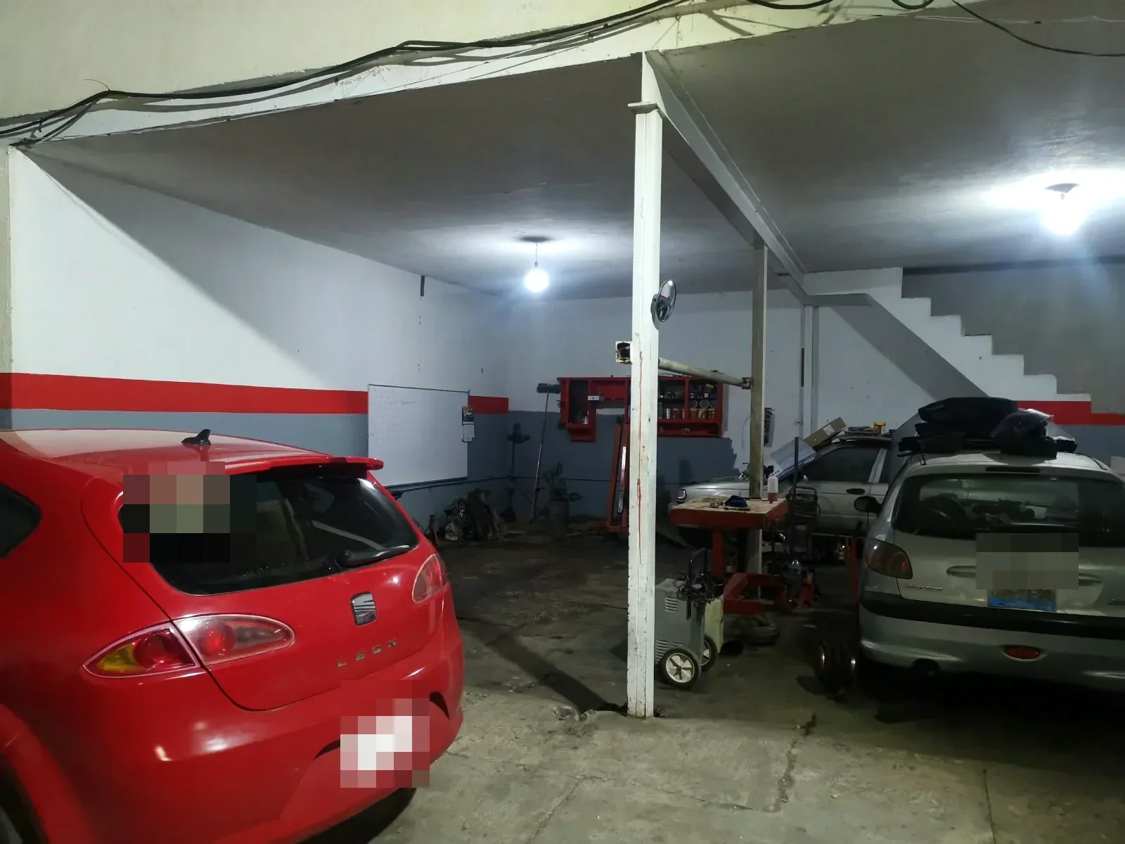 Área interior del taller con automóviles