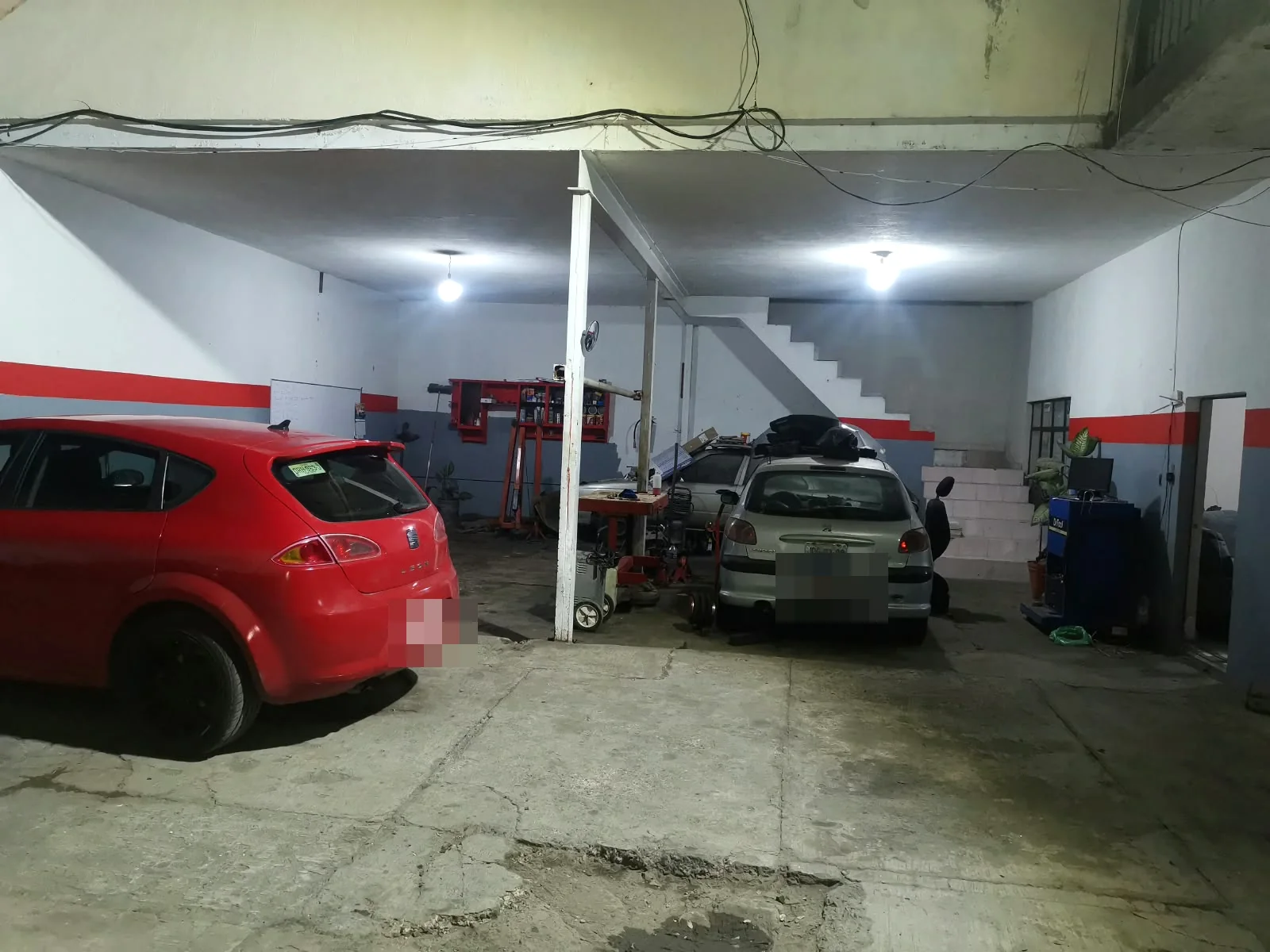 Interior del taller El Cortijo Automotriz con vehículos en servicio