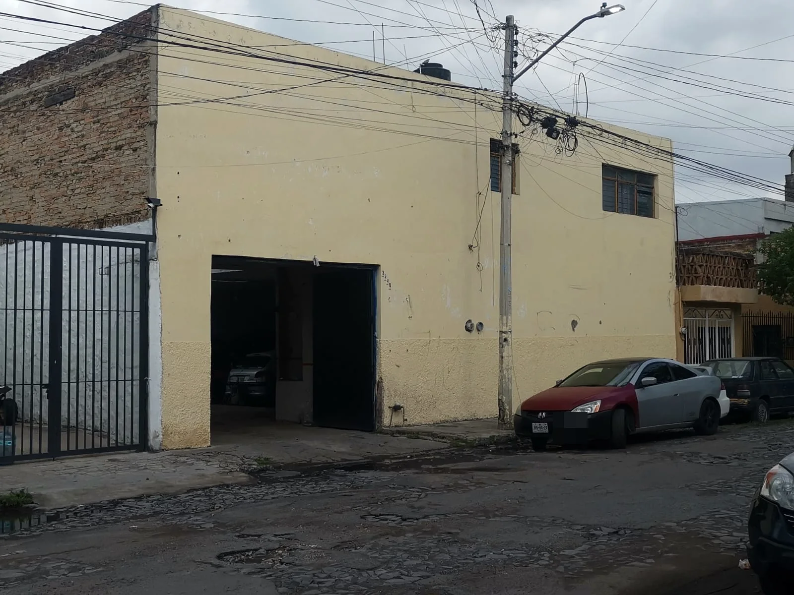 Fachada exterior del taller en Guadalajara