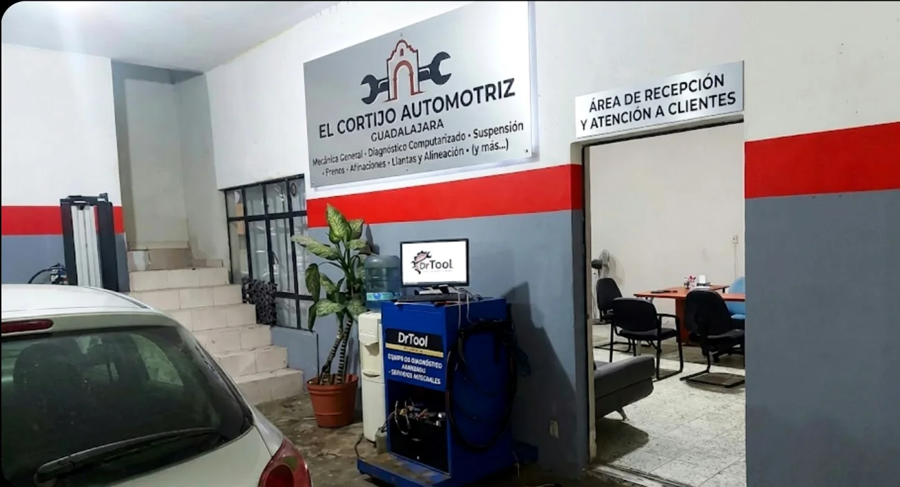 Área de recepción y equipo de diagnóstico en El Cortijo Automotriz